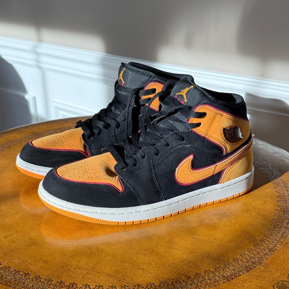 Nike High-Top Air Jordan 1 mid SE